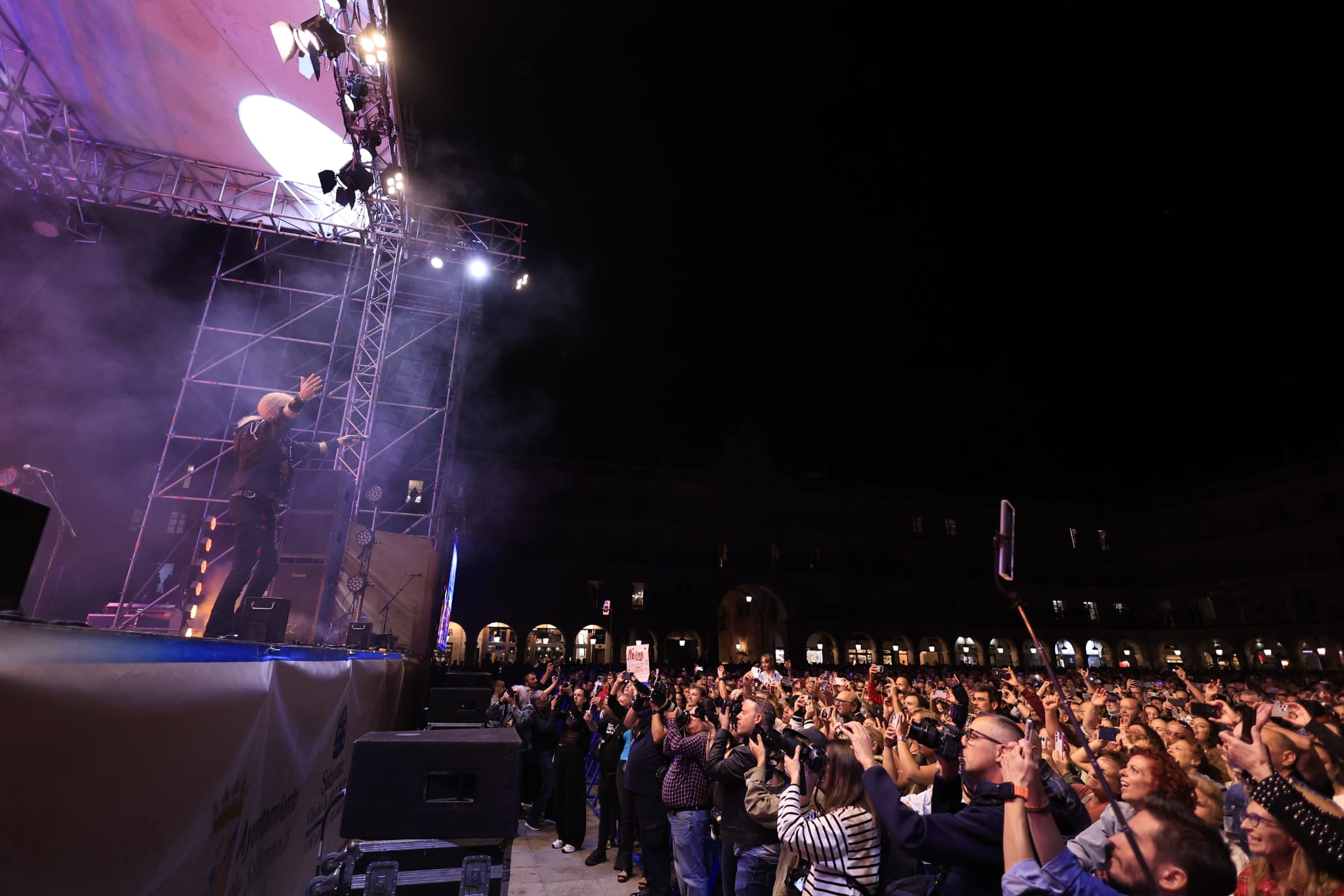 El rock andaluz de Medina Azahara conquista una Plaza Mayor de Salamanca entregada