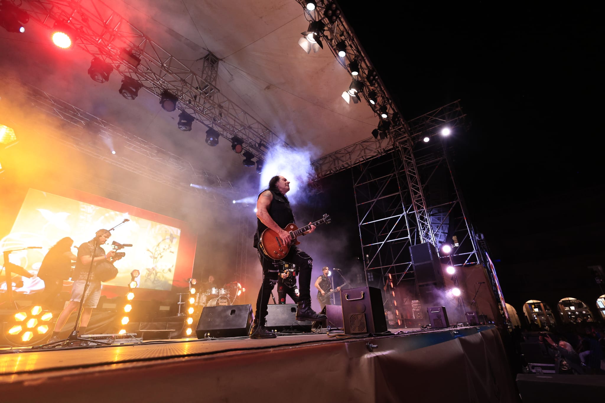 El rock andaluz de Medina Azahara conquista una Plaza Mayor de Salamanca entregada