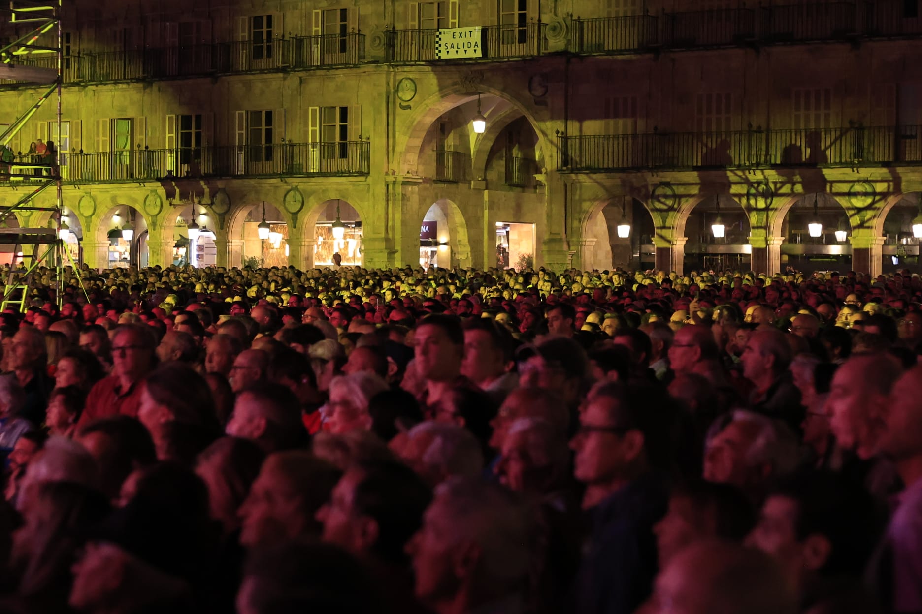 El rock andaluz de Medina Azahara conquista una Plaza Mayor de Salamanca entregada