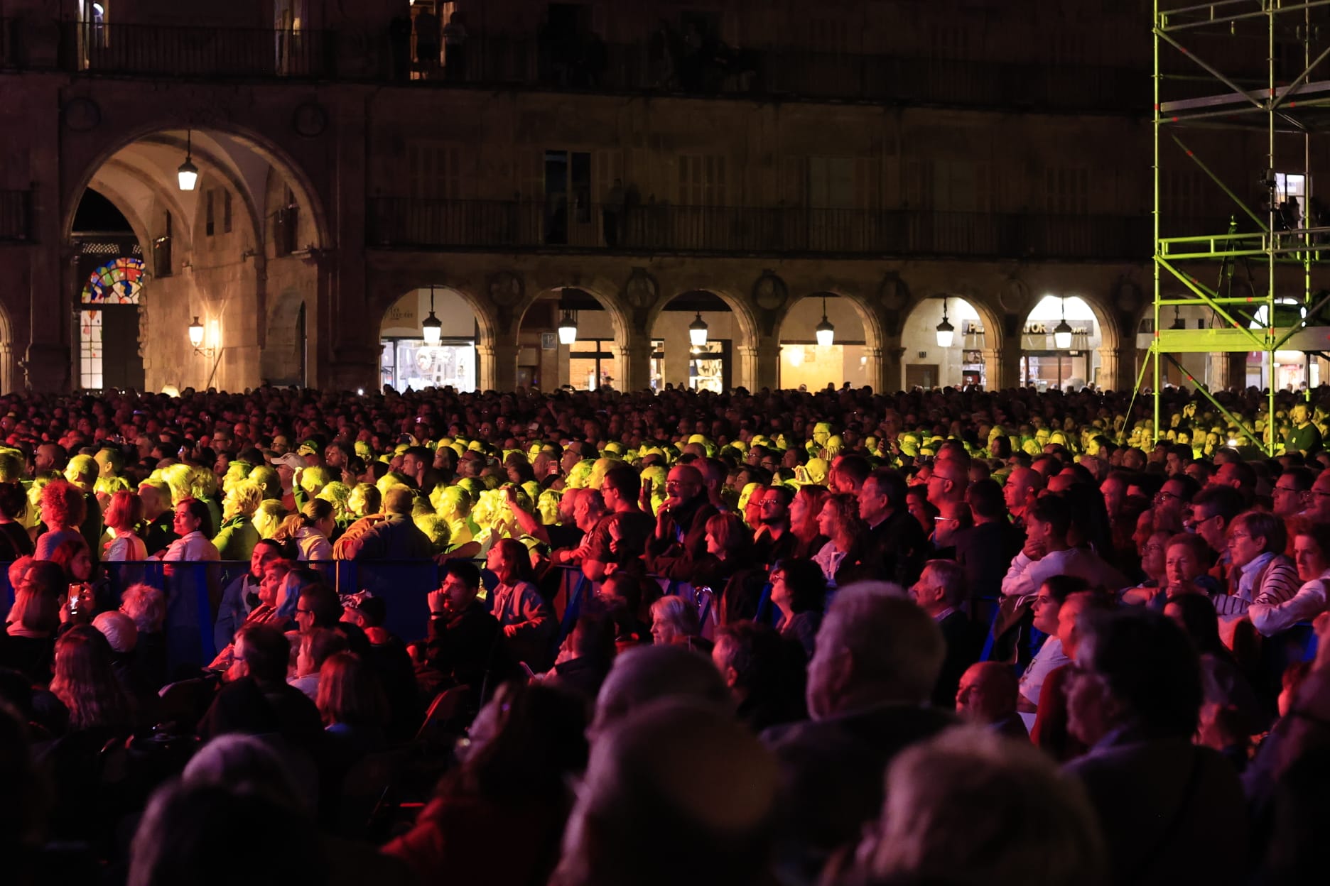El rock andaluz de Medina Azahara conquista una Plaza Mayor de Salamanca entregada