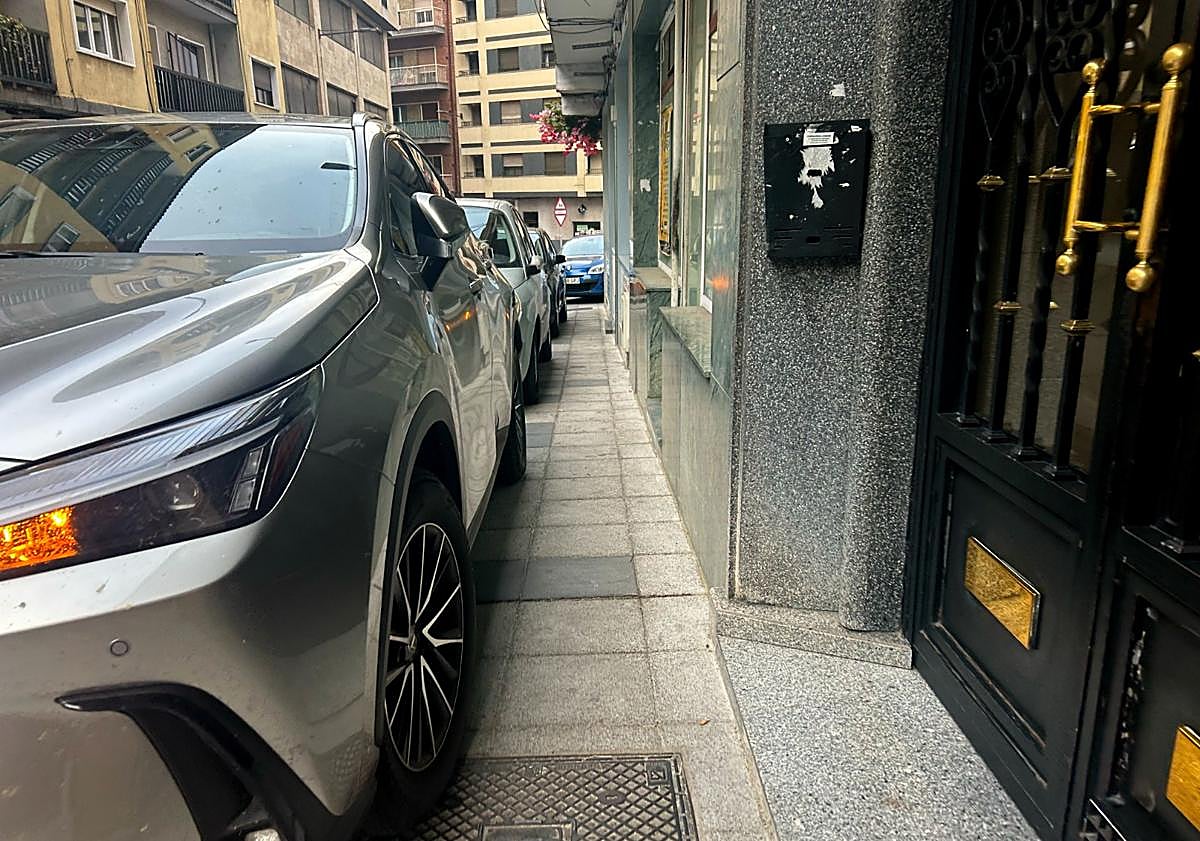 Imagen principal - Una colección de coches sobre las aceras en las nuevas calles escolares de Salamanca ocupa el lugar de la clásica &#039;doble fila&#039;