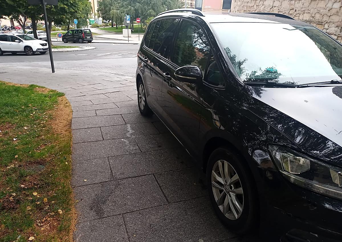 Imagen secundaria 1 - Una colección de coches sobre las aceras en las nuevas calles escolares de Salamanca ocupa el lugar de la clásica &#039;doble fila&#039;