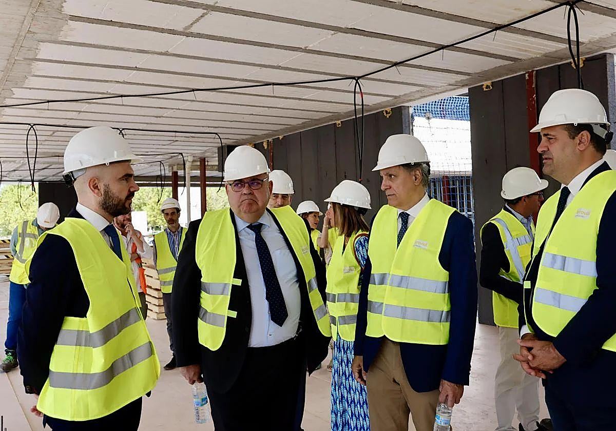 El consejero de Sanidad, Alejandro Vázquez Ramos en una visita a las obras del centro de salud Prosperidad