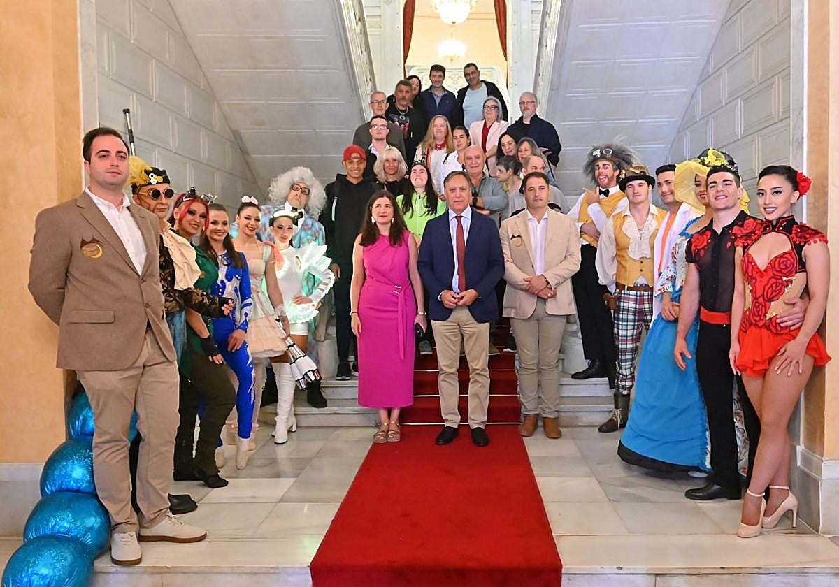 Representantes del Ayuntamiento de Salamanca, con el alcalde a la cabeza, y Stellar Circus.
