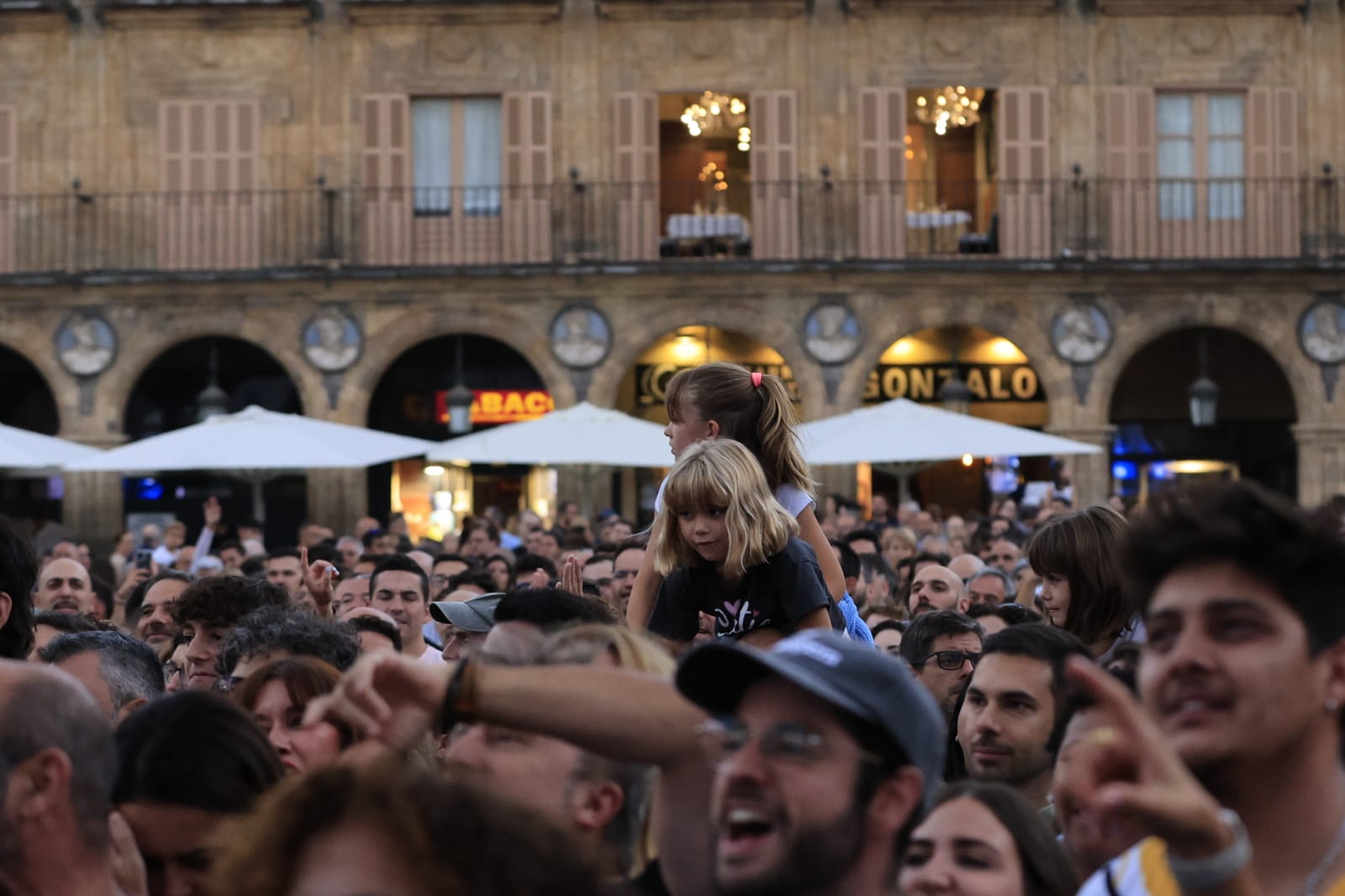 Ultraligera abre una noche mágica en la Plaza Mayor de Salamanca