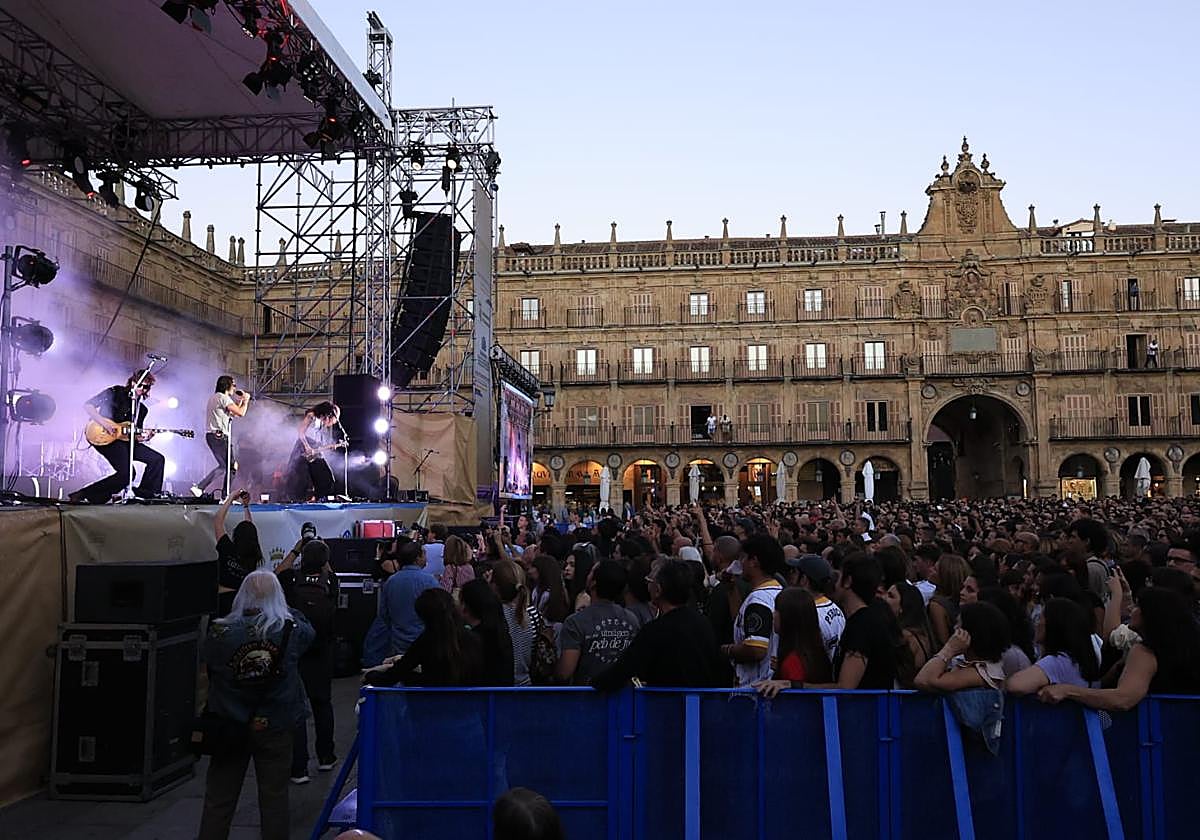 Ultraligera abre una noche mágica en la Plaza Mayor de Salamanca