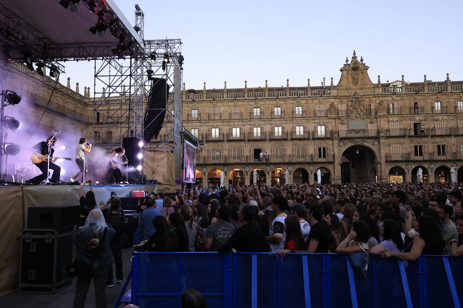 Ultraligera abre una noche mágica en la Plaza Mayor de Salamanca