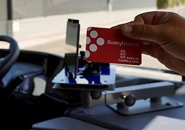 Usuario saca la tarjeta Buscyl para subir a un autobús.