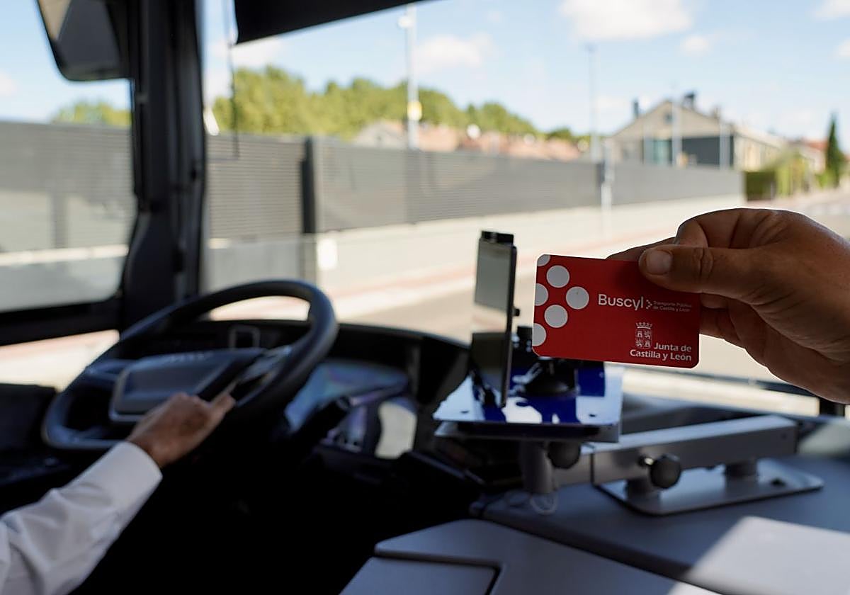 Usuario saca la tarjeta Buscyl para subir a un autobús.