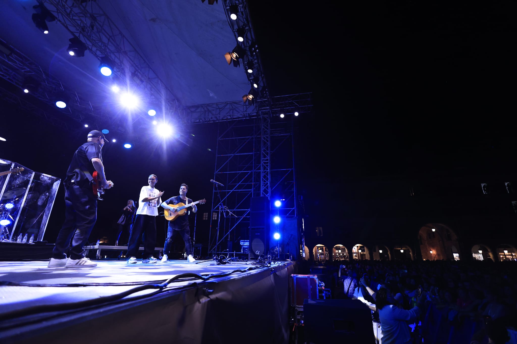 Marta Santos conquista la Plaza Mayor con su flamenco pop