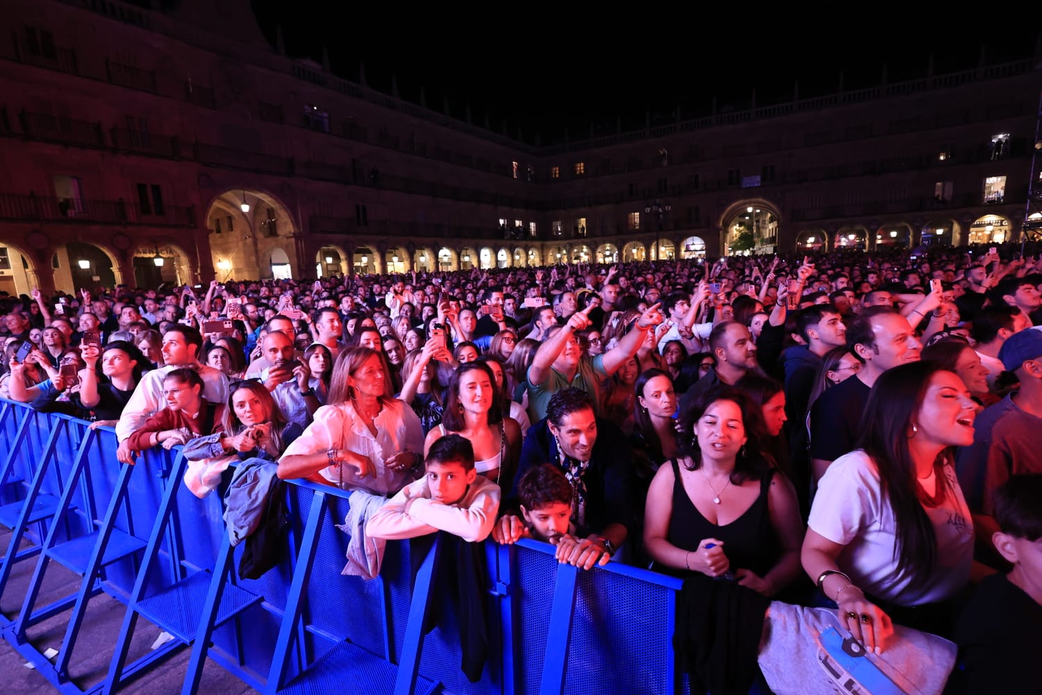 Siloé reparte besos a una entregada Plaza Mayor de Salamanca