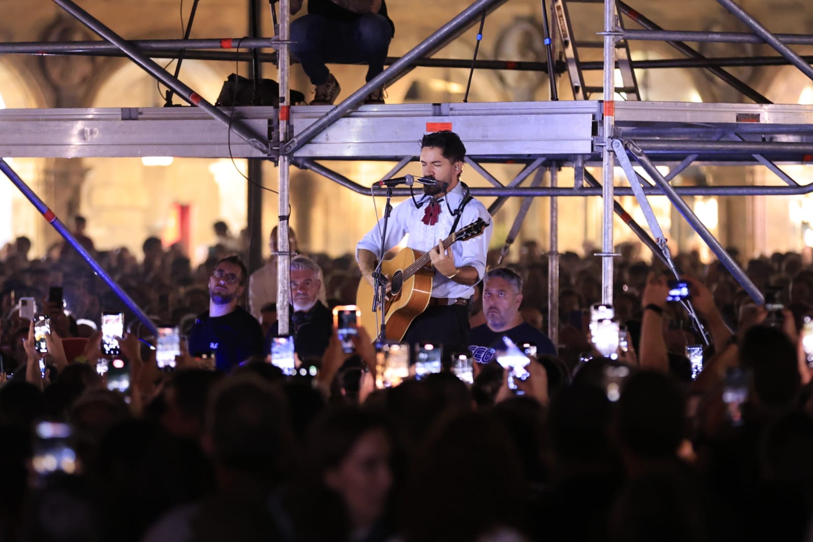 Siloé reparte besos a una entregada Plaza Mayor de Salamanca