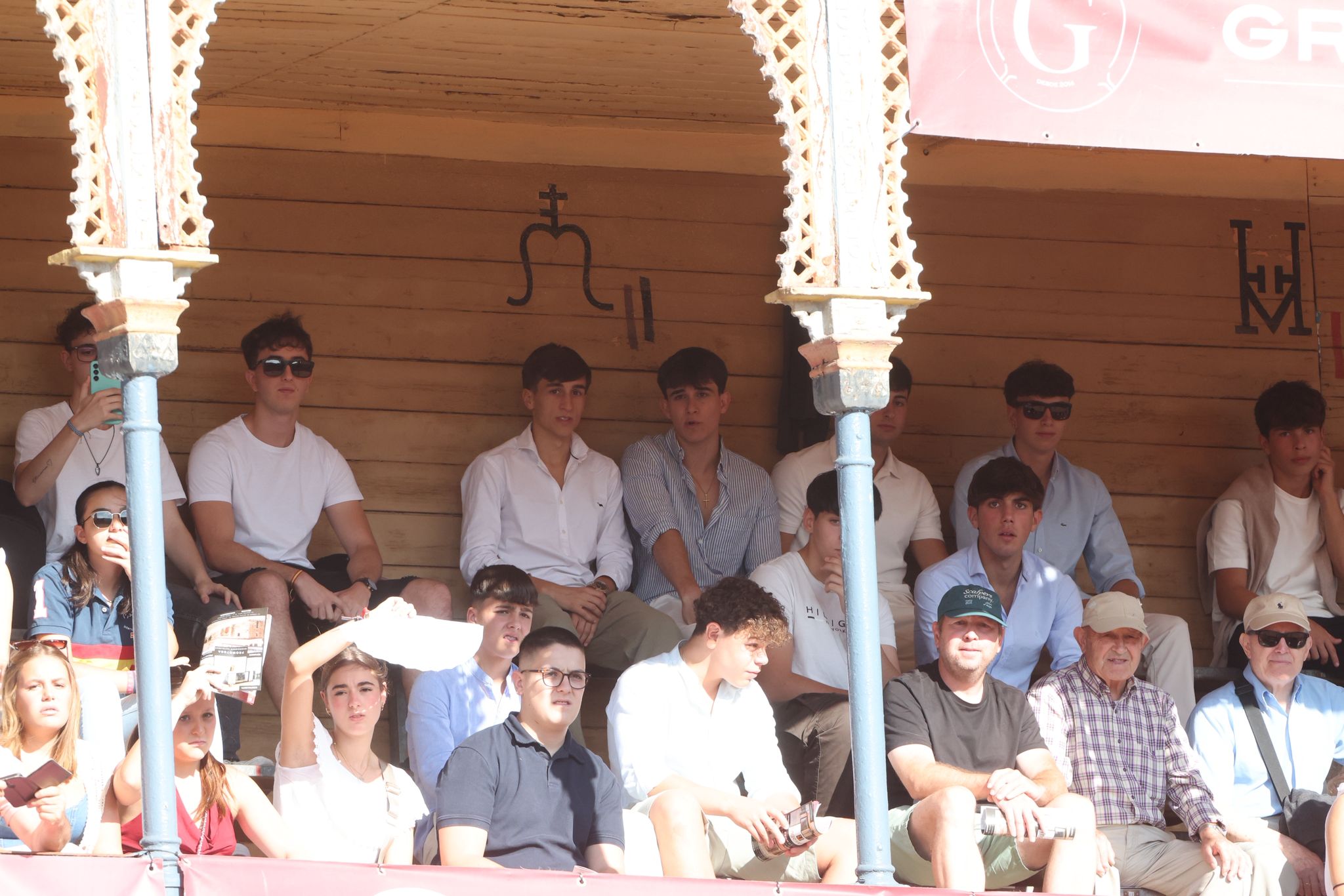 Olga Casado abre la puerta grande del festejo femenino de la feria