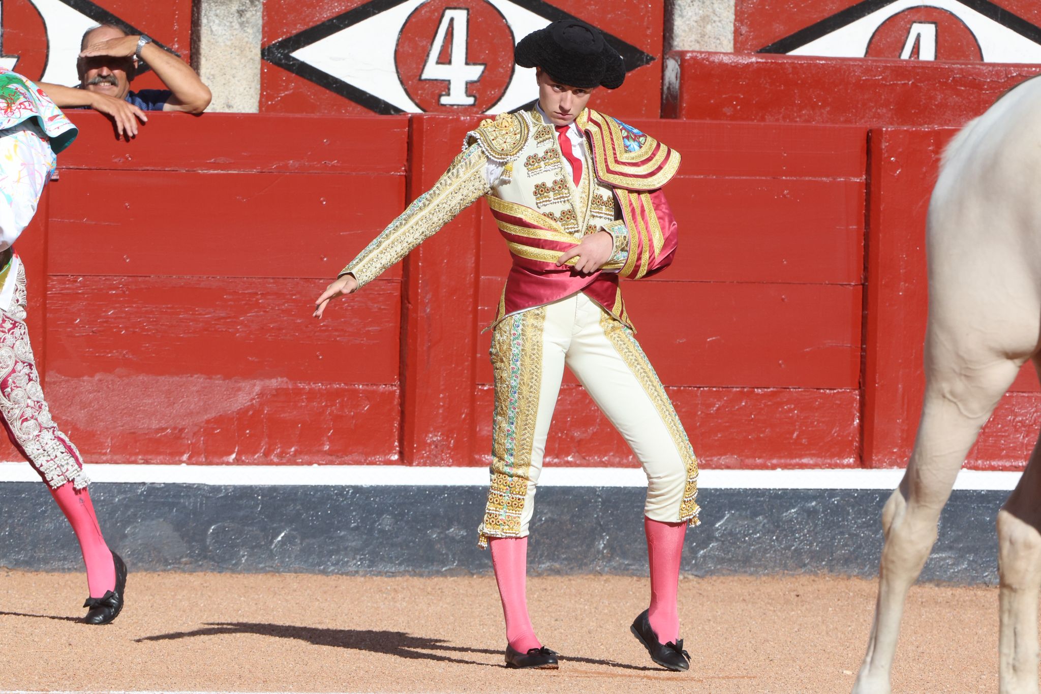 Olga Casado abre la puerta grande del festejo femenino de la feria