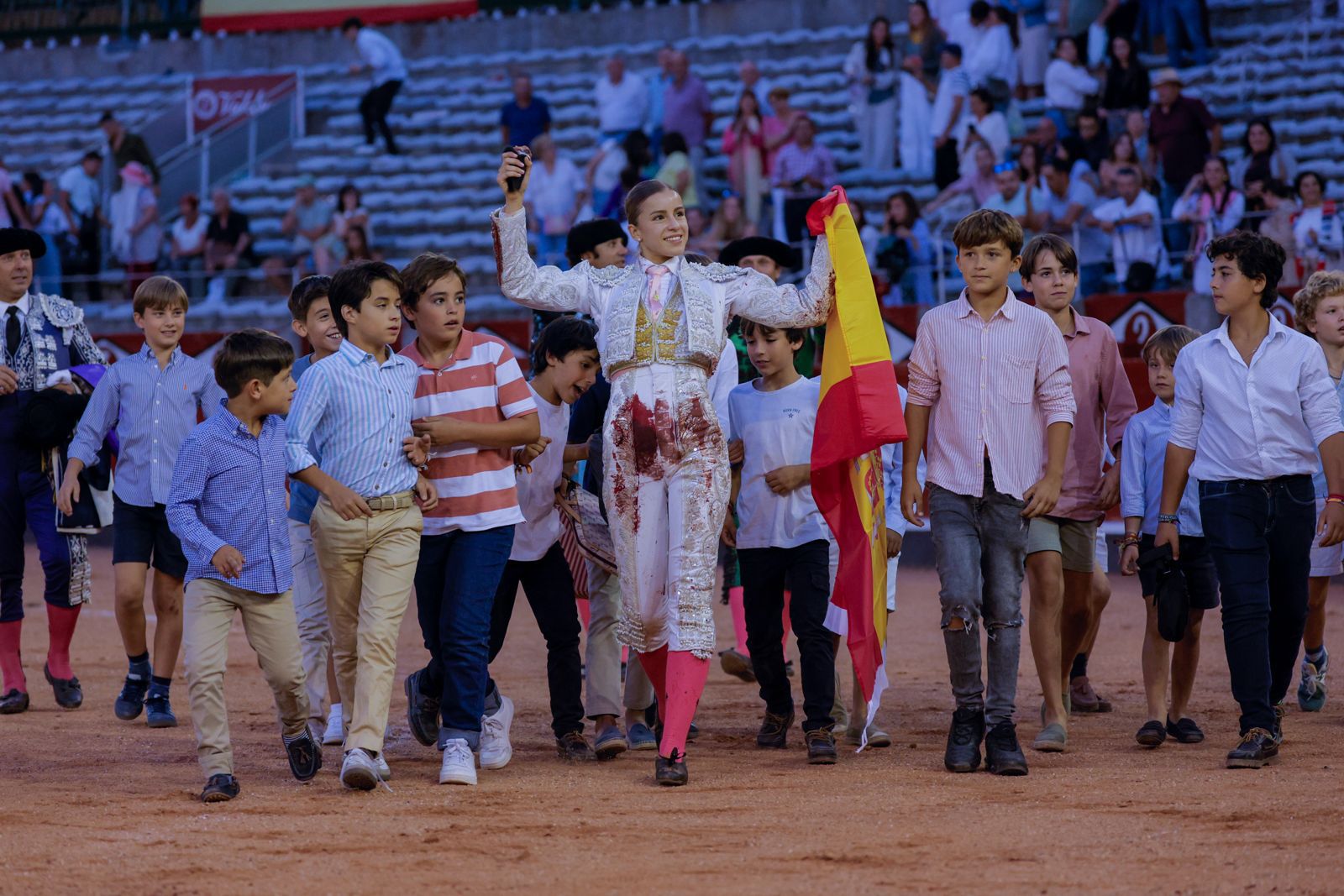 Olga Casado abre la puerta grande del festejo femenino de la feria