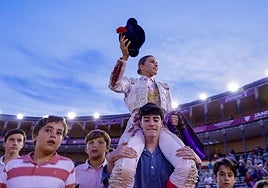 Casado, sacada a hombros por los aficionados