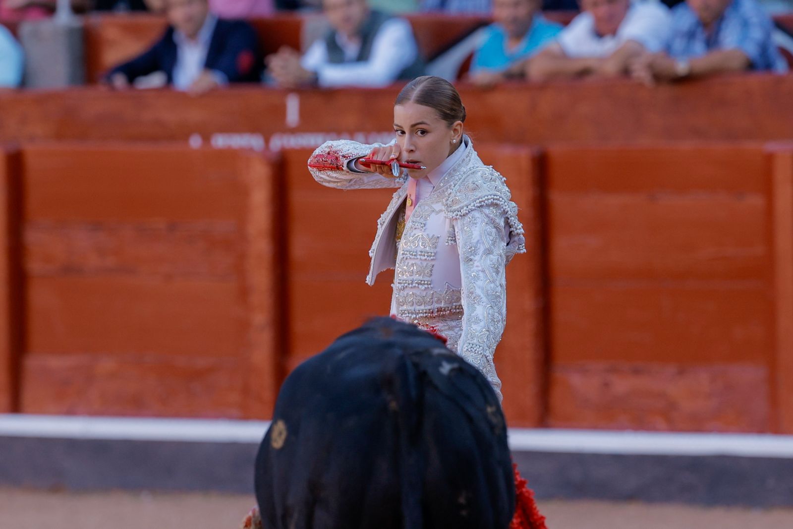 Olga Casado abre la puerta grande del festejo femenino de la feria