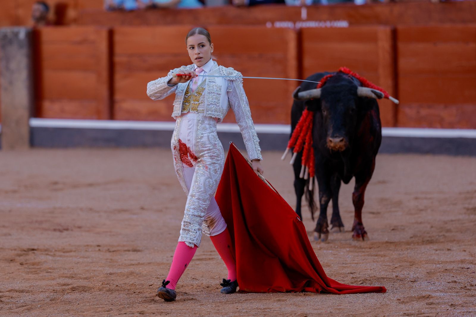 Olga Casado abre la puerta grande del festejo femenino de la feria