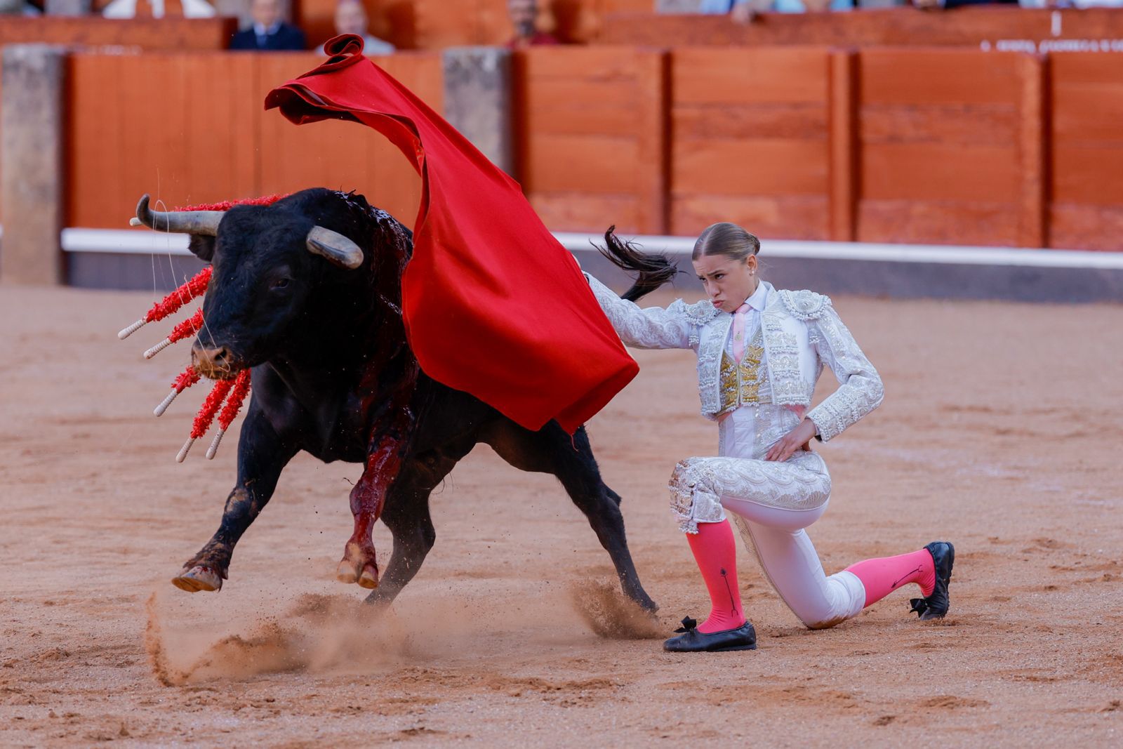Olga Casado abre la puerta grande del festejo femenino de la feria
