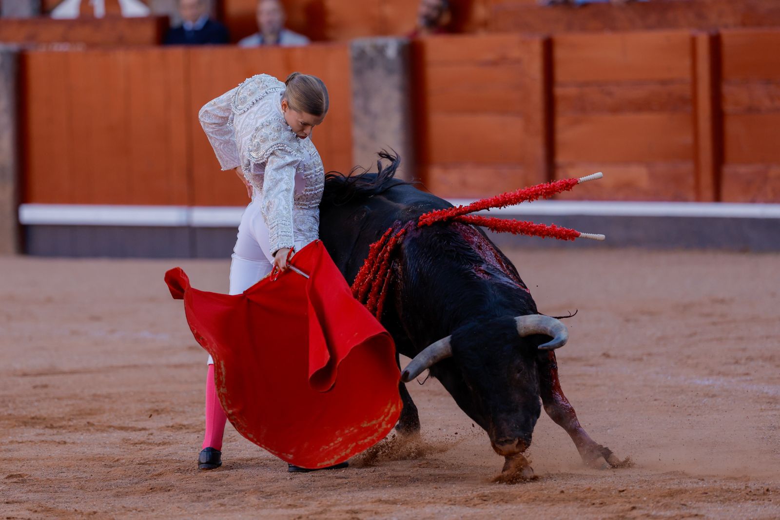 Olga Casado abre la puerta grande del festejo femenino de la feria