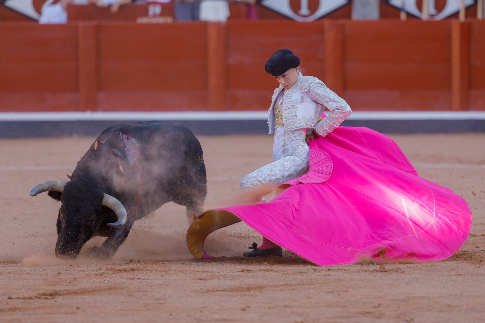 Olga Casado abre la puerta grande del festejo femenino de la feria