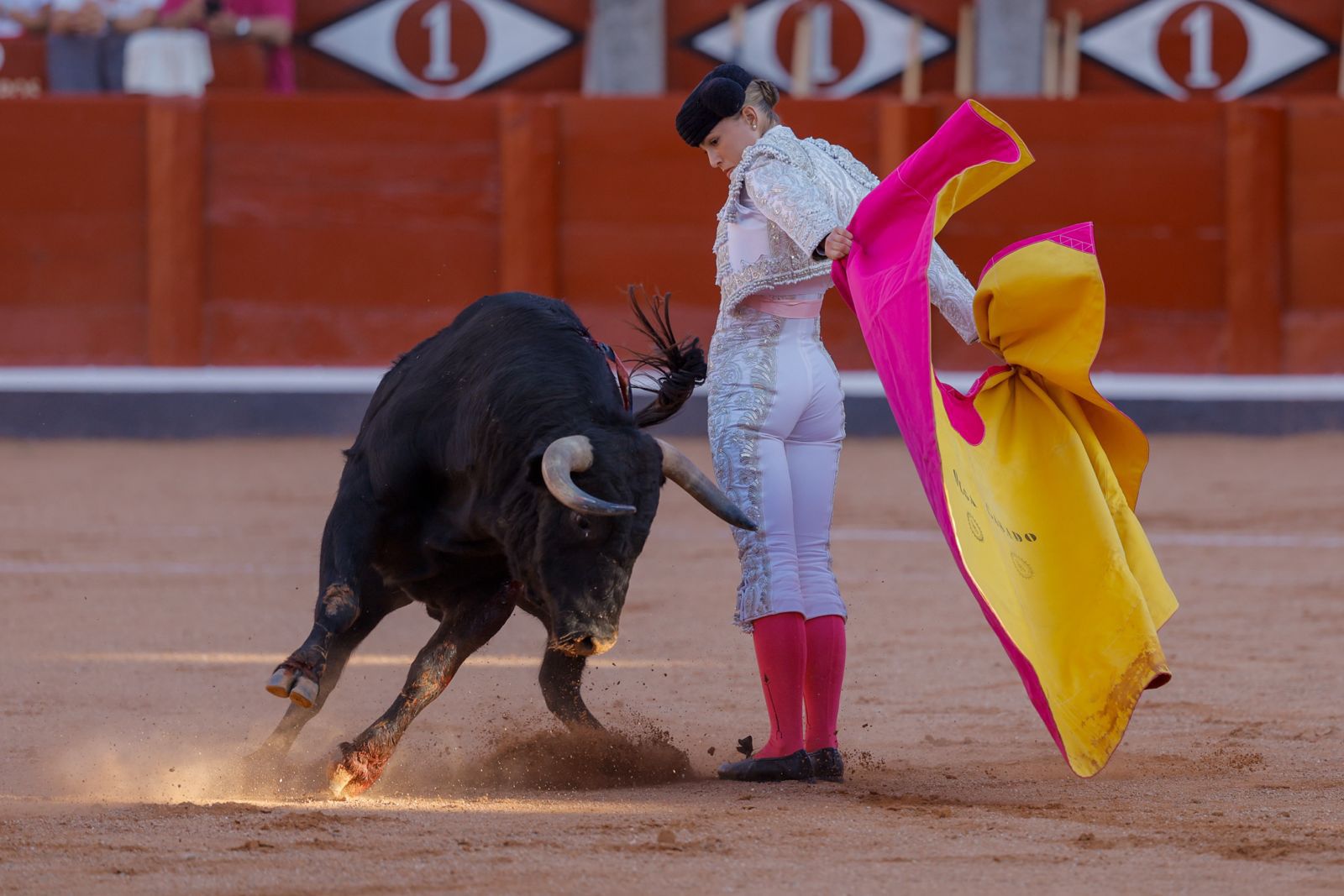 Olga Casado abre la puerta grande del festejo femenino de la feria