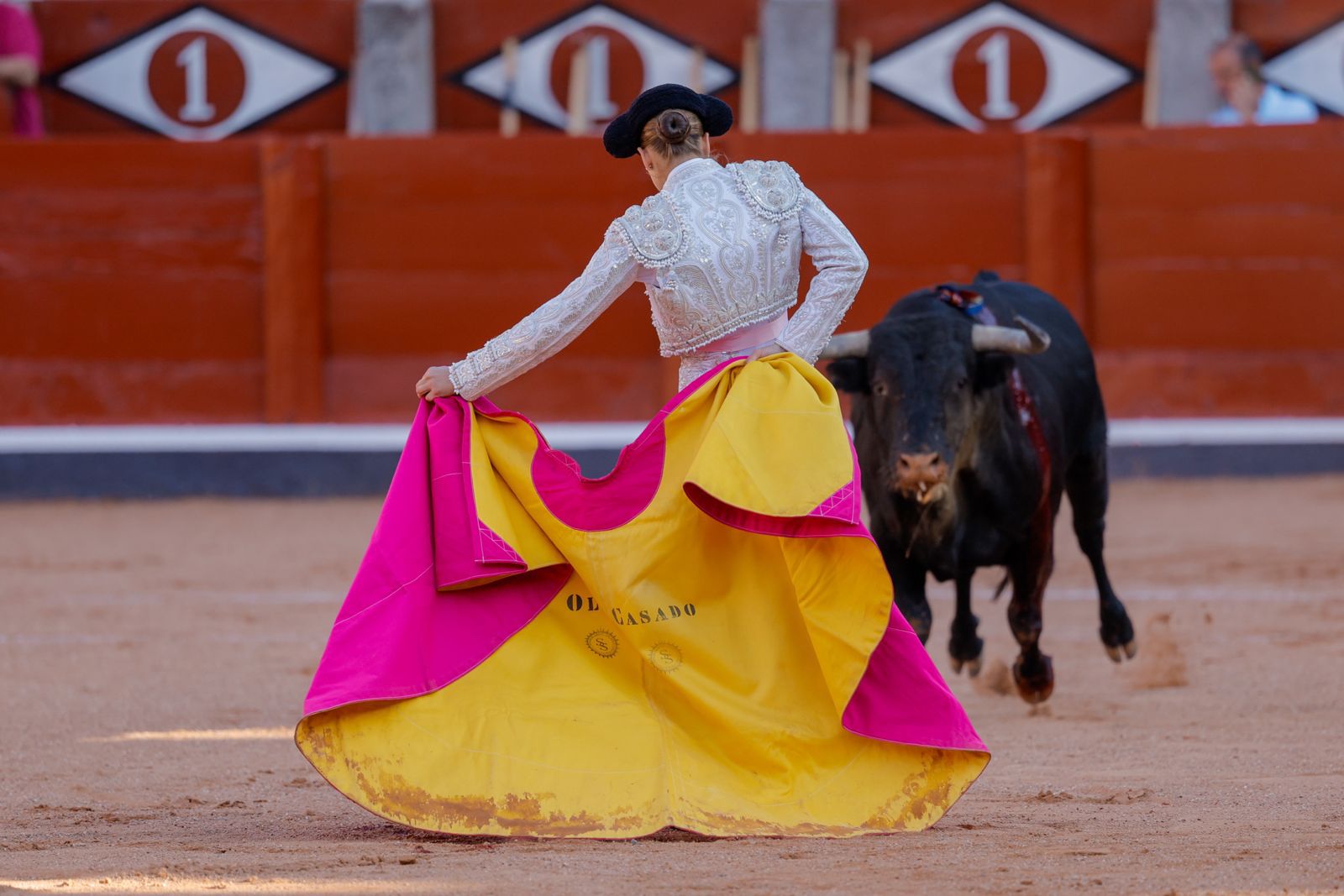 Olga Casado abre la puerta grande del festejo femenino de la feria