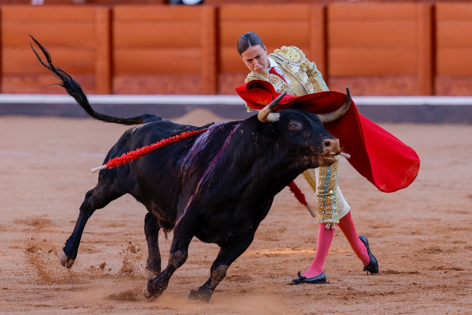 Olga Casado abre la puerta grande del festejo femenino de la feria