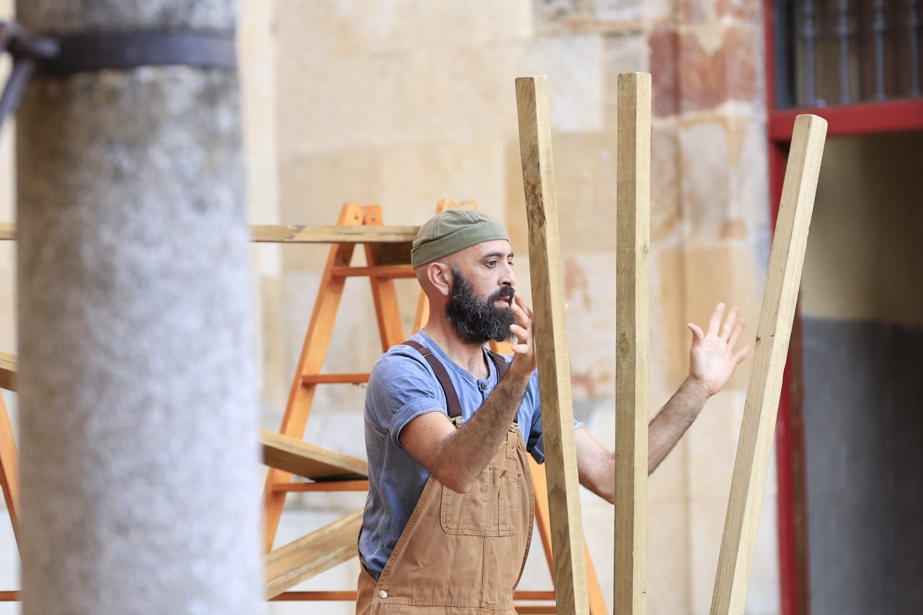 Éxito de &#039;Llar&#039;: el espectáculo que combina arquitectura y malabares en el Patio Chico