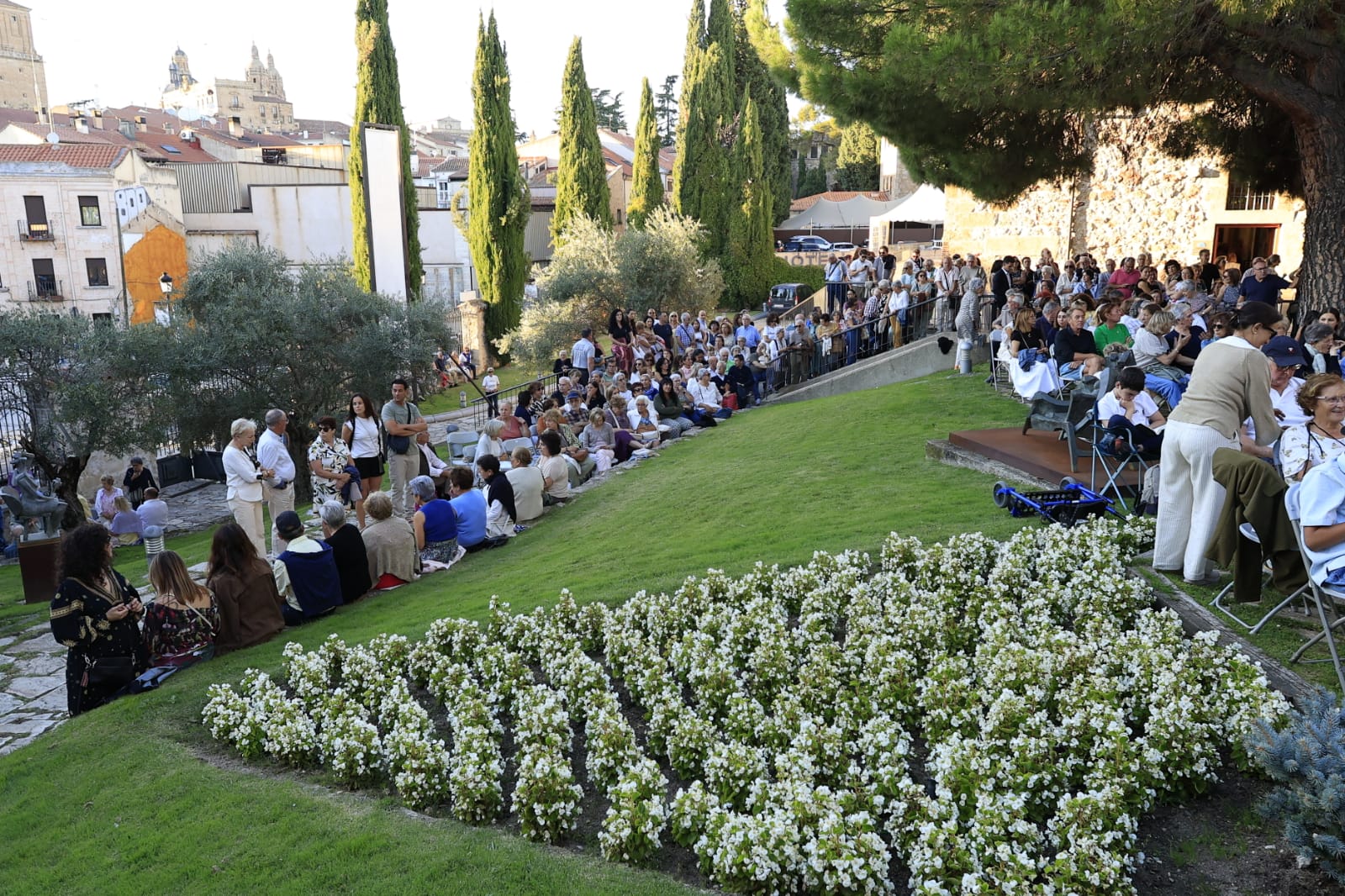 Los Jardines de Santo Domingo se llenan de arte con el espectáculo Extractos de Querencia