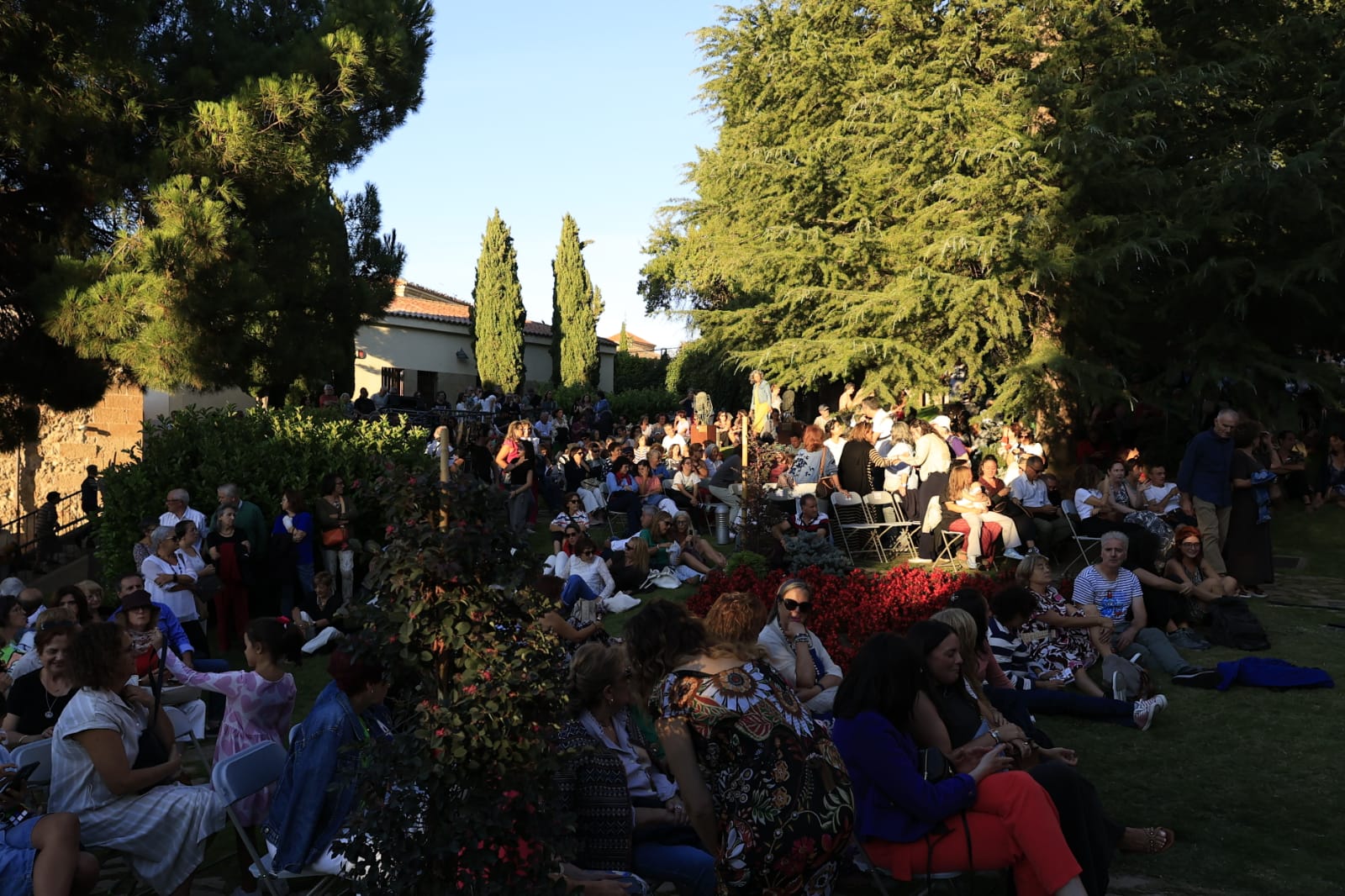 Los Jardines de Santo Domingo se llenan de arte con el espectáculo Extractos de Querencia