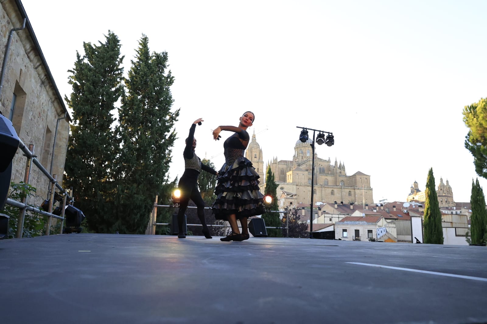 Los Jardines de Santo Domingo se llenan de arte con el espectáculo Extractos de Querencia