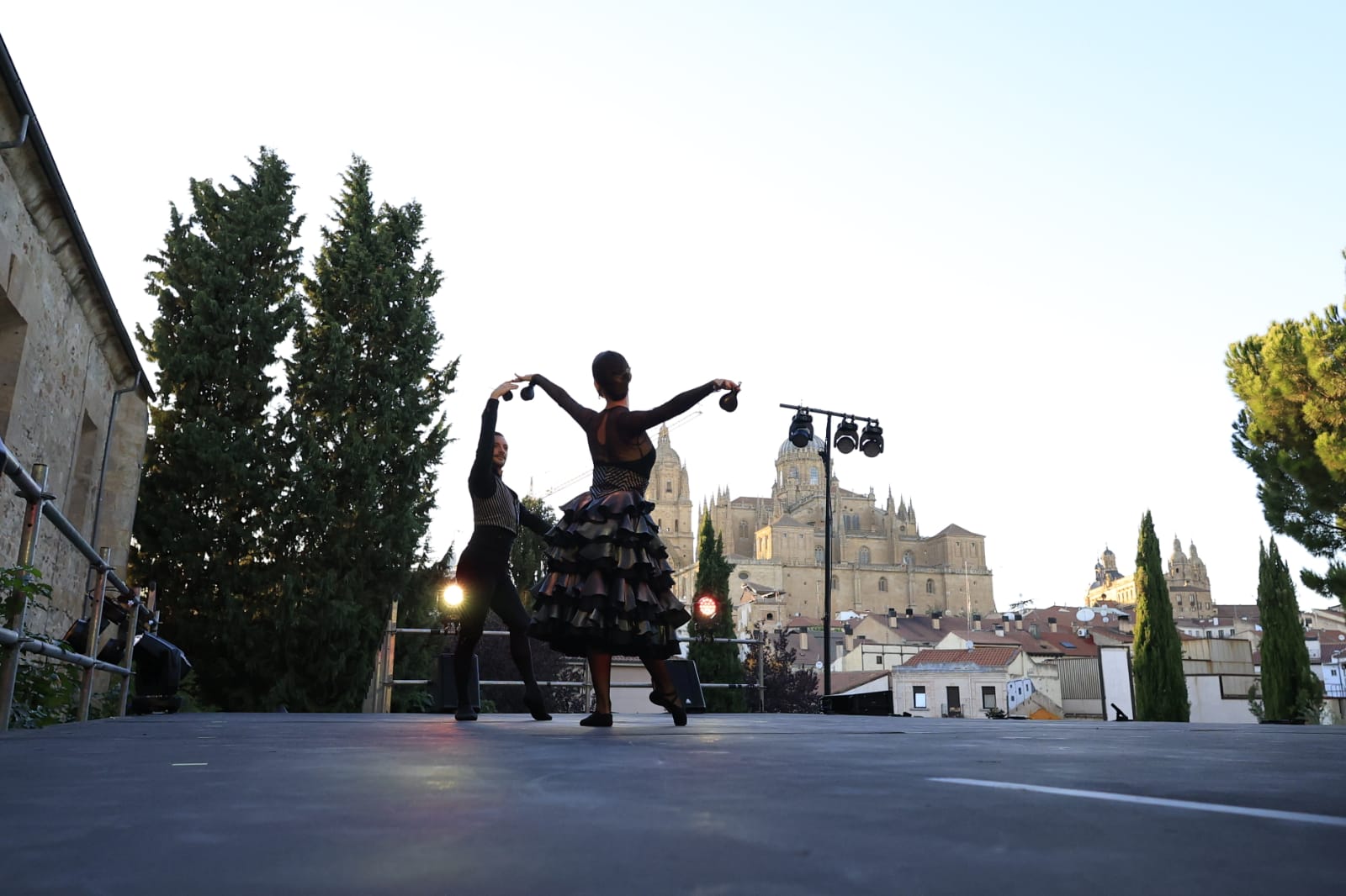 Los Jardines de Santo Domingo se llenan de arte con el espectáculo Extractos de Querencia