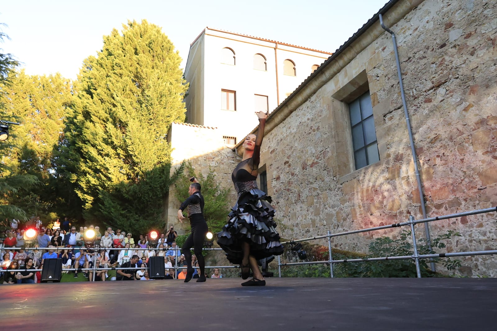 Los Jardines de Santo Domingo se llenan de arte con el espectáculo Extractos de Querencia