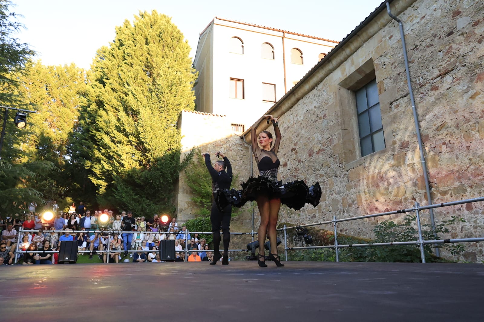 Los Jardines de Santo Domingo se llenan de arte con el espectáculo Extractos de Querencia