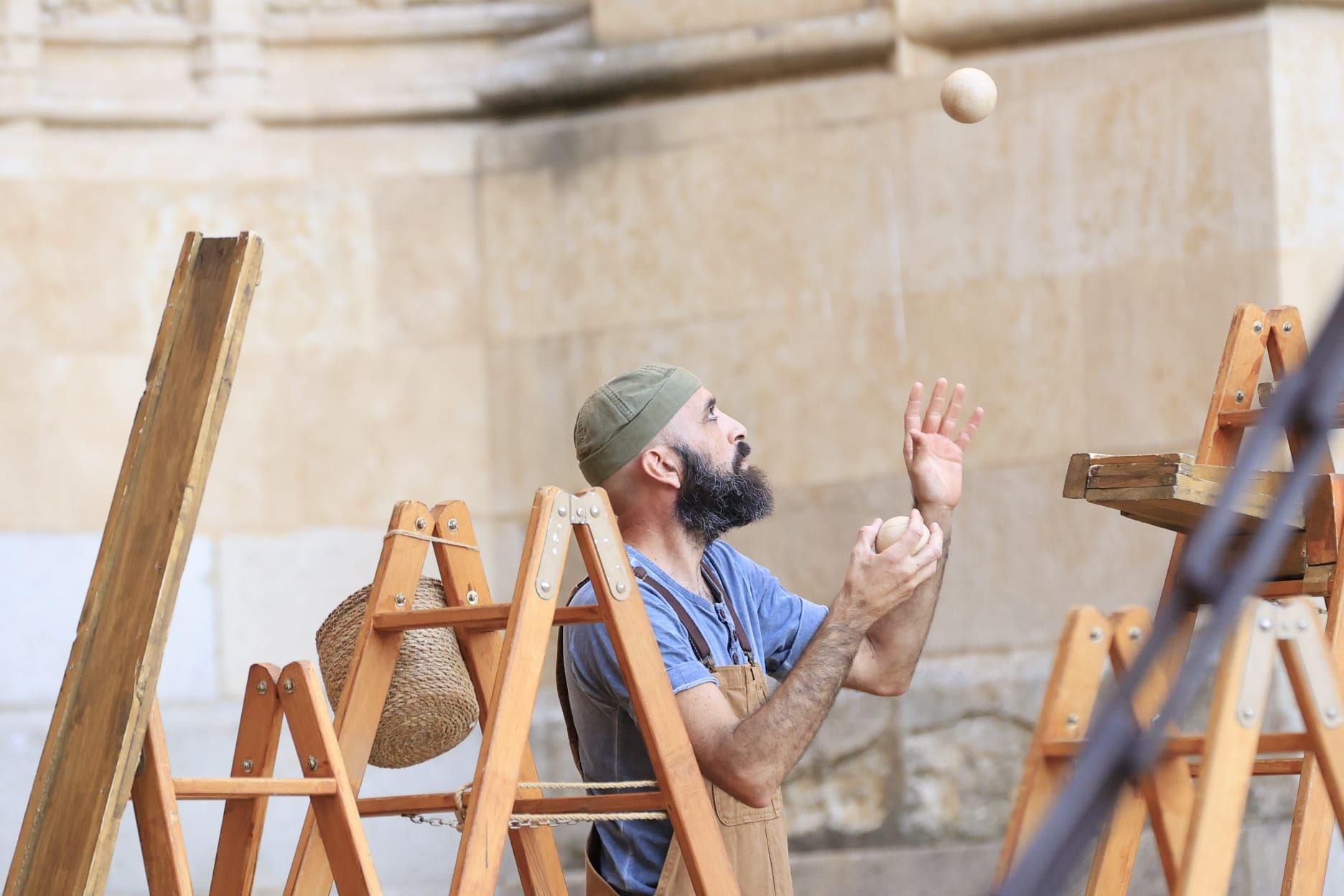Éxito de &#039;Llar&#039;: el espectáculo que combina arquitectura y malabares en el Patio Chico
