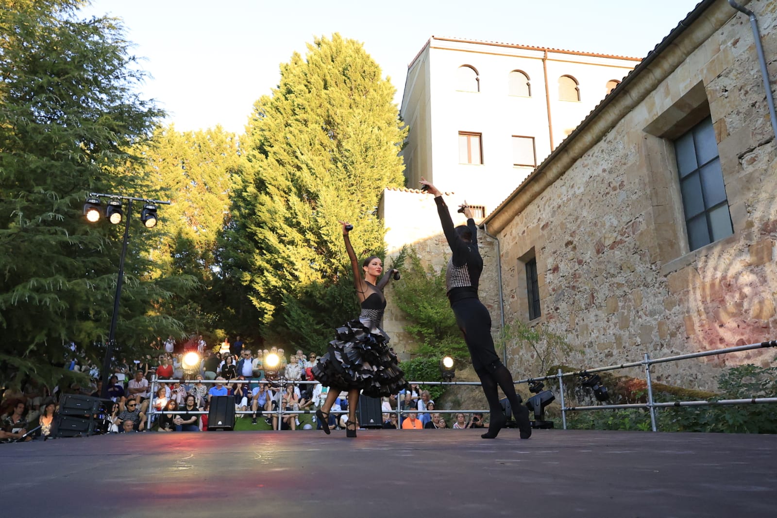 Los Jardines de Santo Domingo se llenan de arte con el espectáculo Extractos de Querencia