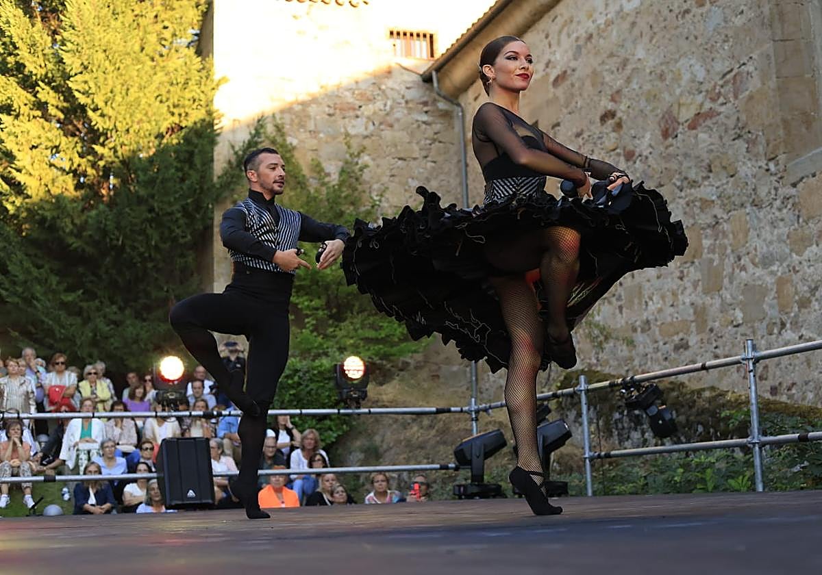 Los Jardines de Santo Domingo se llenan de arte con el espectáculo Extractos de Querencia