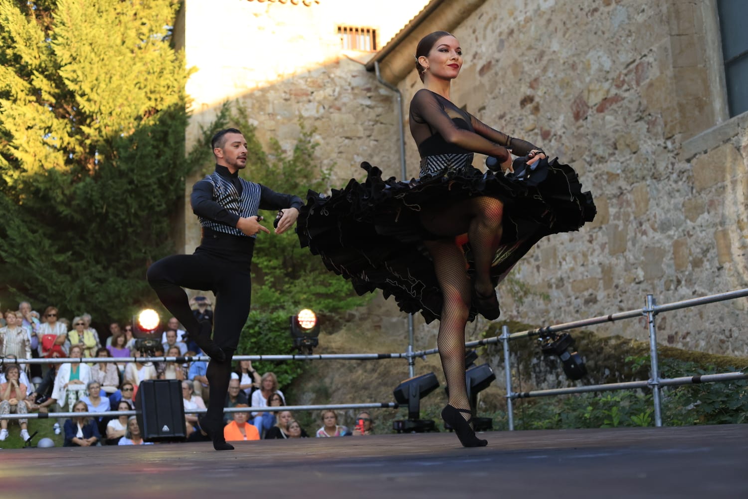Los Jardines de Santo Domingo se llenan de arte con el espectáculo Extractos de Querencia