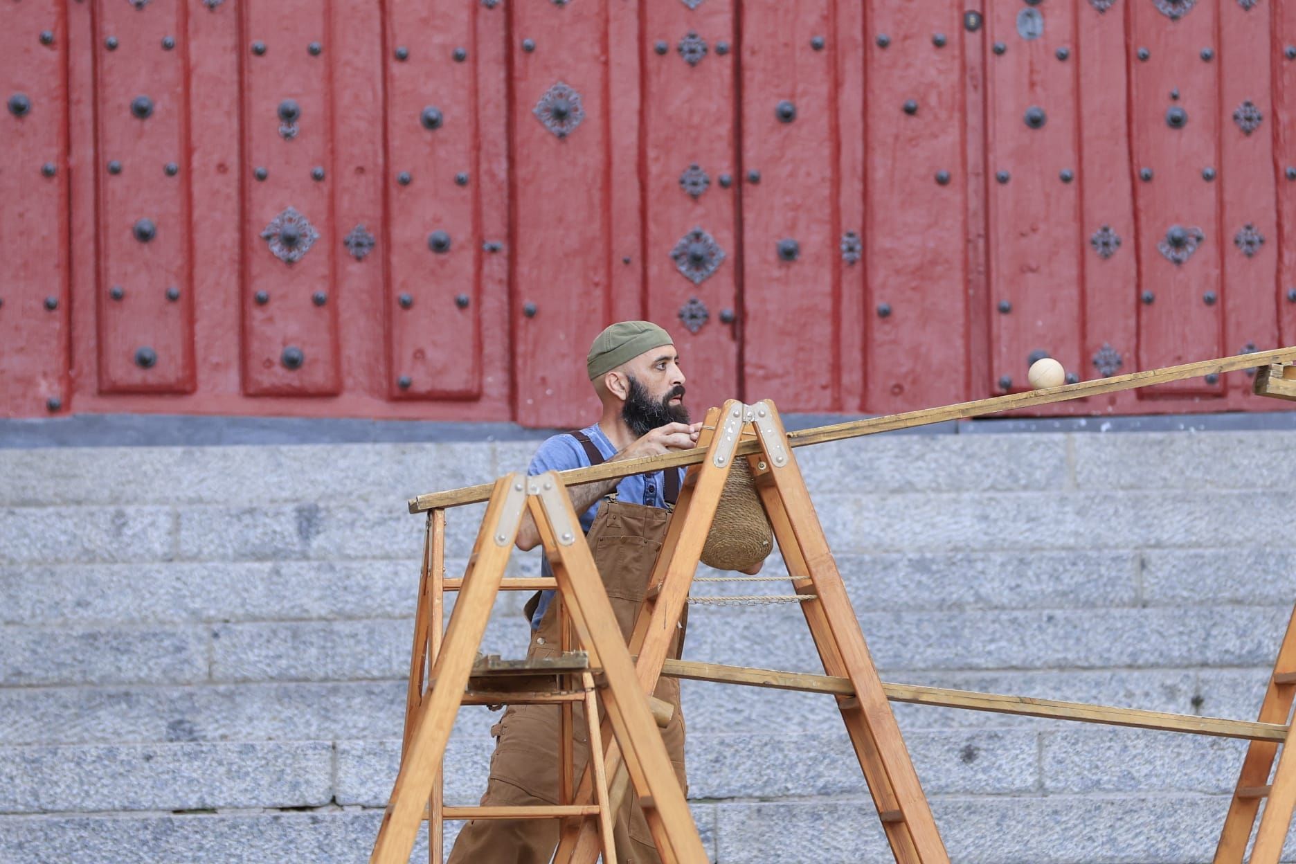 Éxito de &#039;Llar&#039;: el espectáculo que combina arquitectura y malabares en el Patio Chico