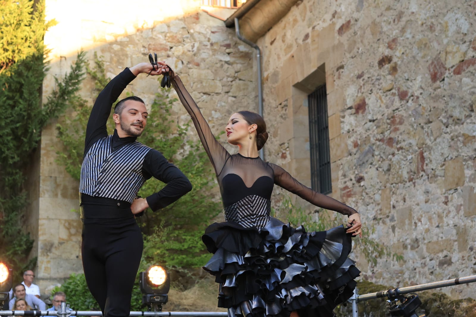 Los Jardines de Santo Domingo se llenan de arte con el espectáculo Extractos de Querencia
