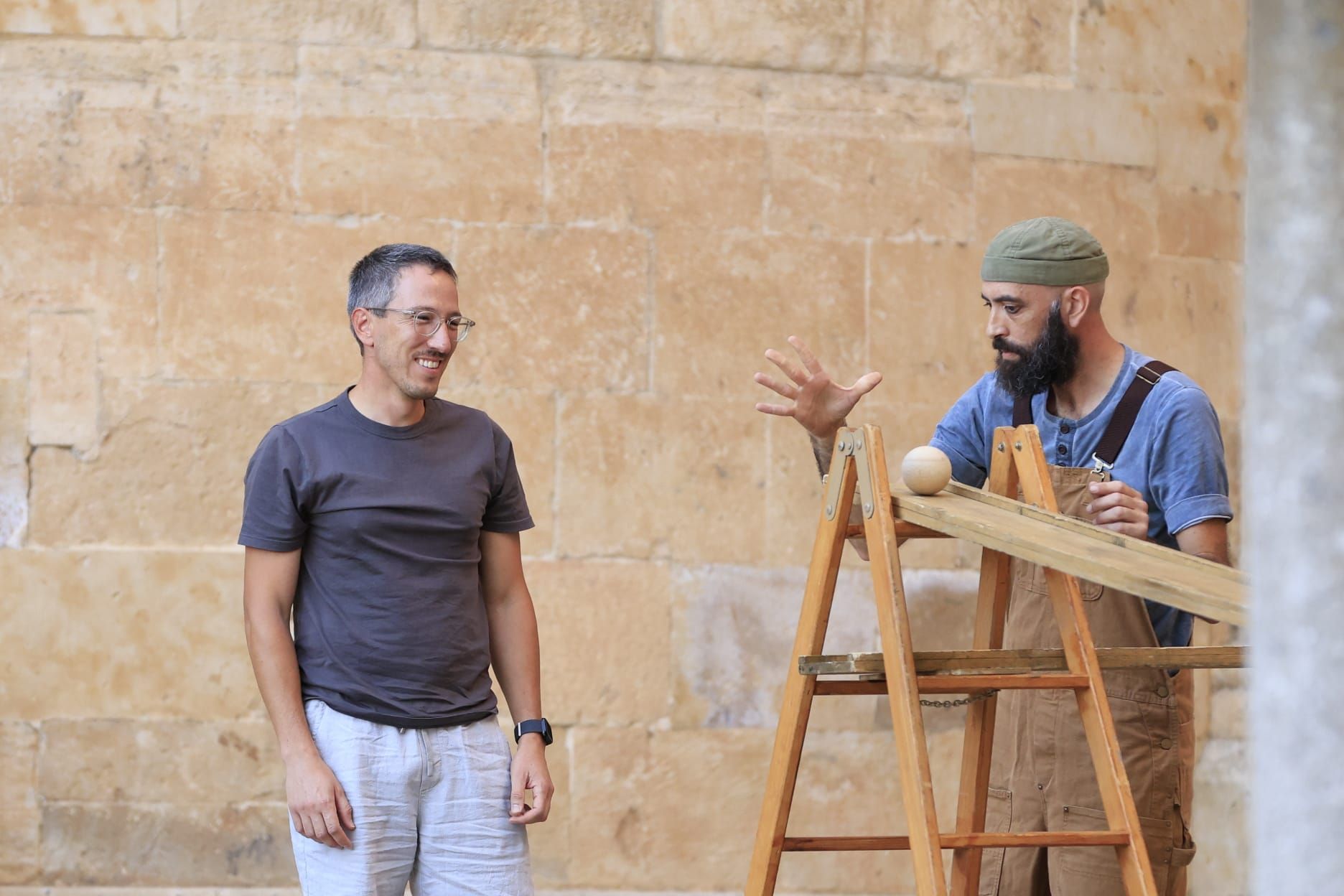 Éxito de &#039;Llar&#039;: el espectáculo que combina arquitectura y malabares en el Patio Chico