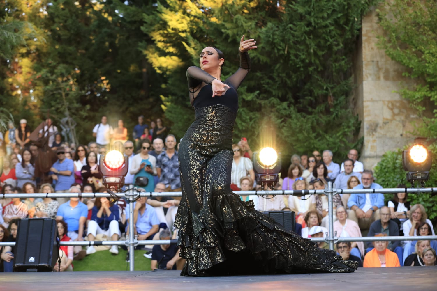 Los Jardines de Santo Domingo se llenan de arte con el espectáculo Extractos de Querencia