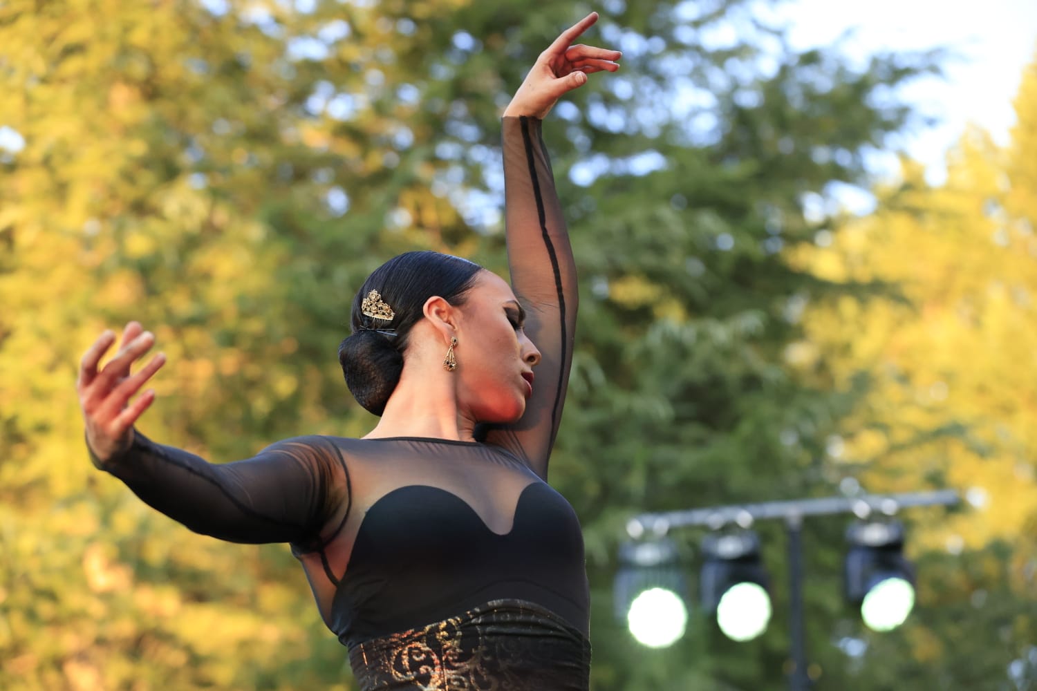 Los Jardines de Santo Domingo se llenan de arte con el espectáculo Extractos de Querencia