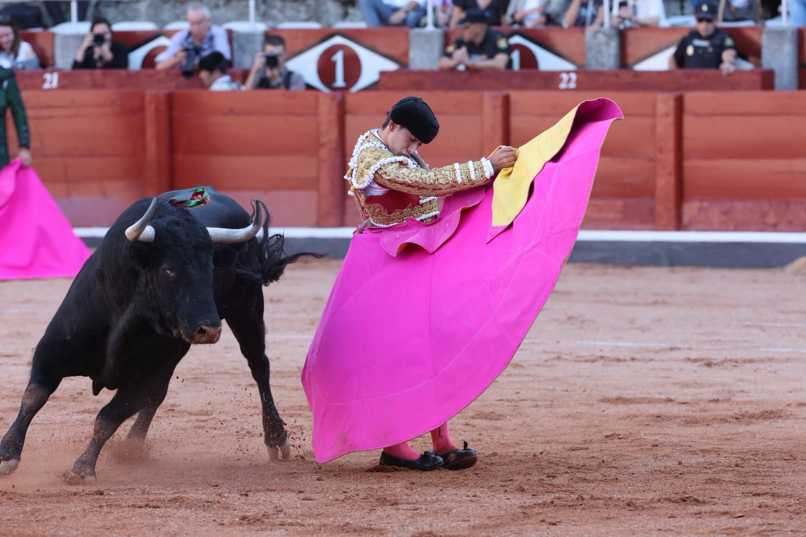 Tres orejas para Ismael Martín y traslado de Damián Castaño al hospital en la segunda de abono de Salamanca