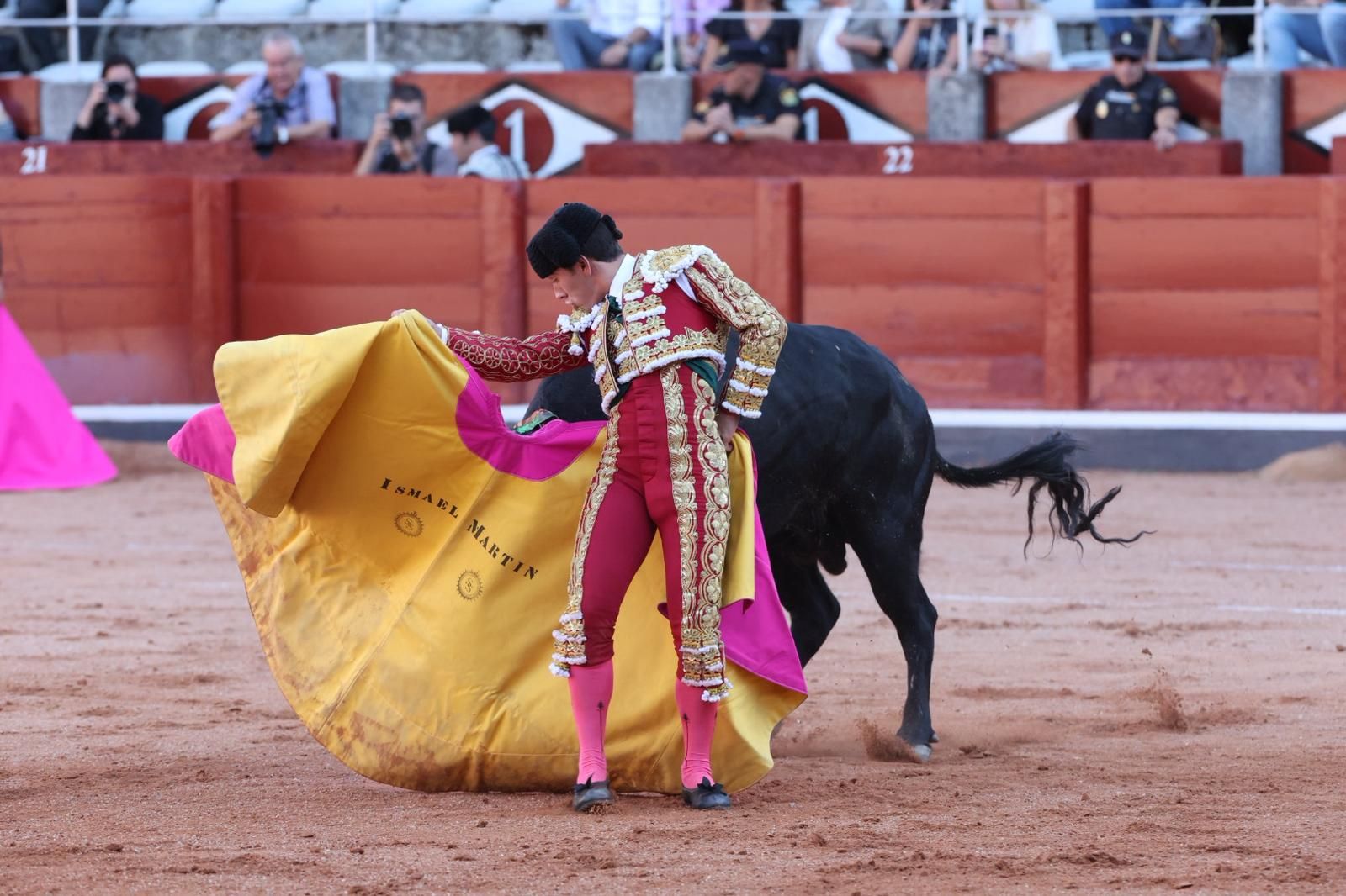 Tres orejas para Ismael Martín y traslado de Damián Castaño al hospital en la segunda de abono de Salamanca