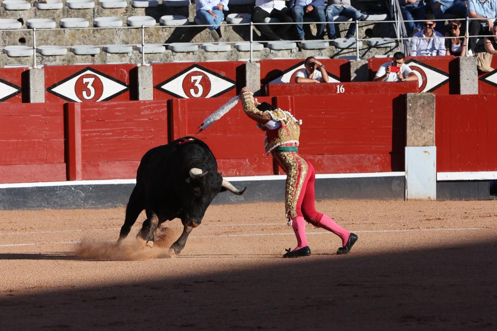 Tres orejas para Ismael Martín y traslado de Damián Castaño al hospital en la segunda de abono de Salamanca