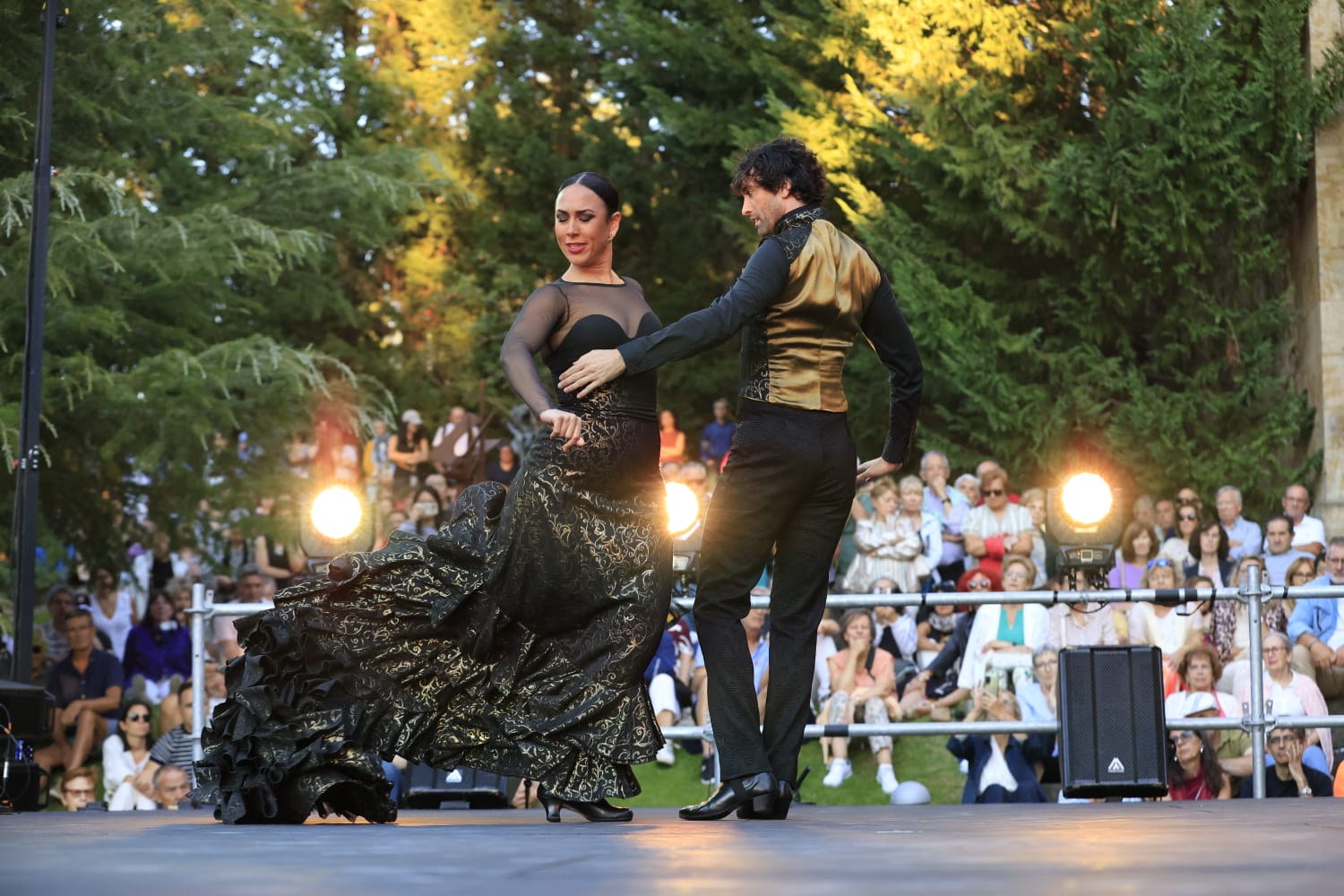 Los Jardines de Santo Domingo se llenan de arte con el espectáculo Extractos de Querencia