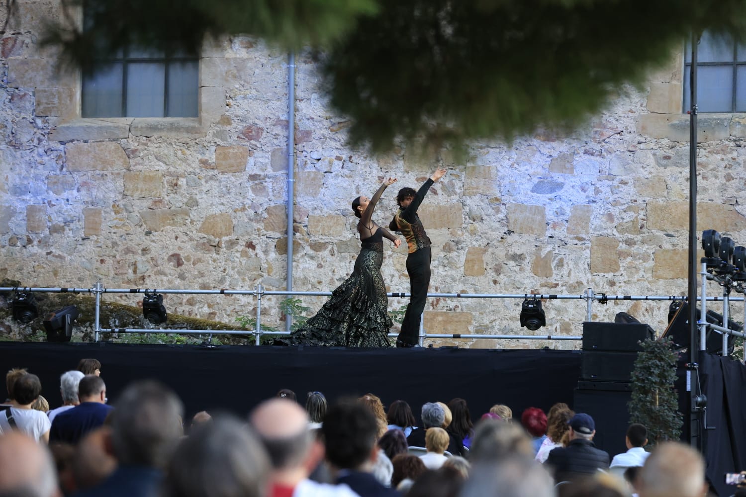 Los Jardines de Santo Domingo se llenan de arte con el espectáculo Extractos de Querencia
