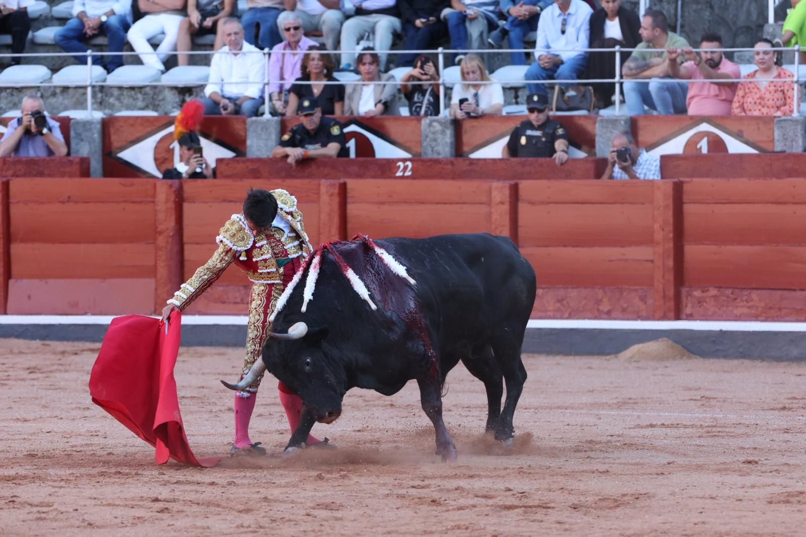 Tres orejas para Ismael Martín y traslado de Damián Castaño al hospital en la segunda de abono de Salamanca